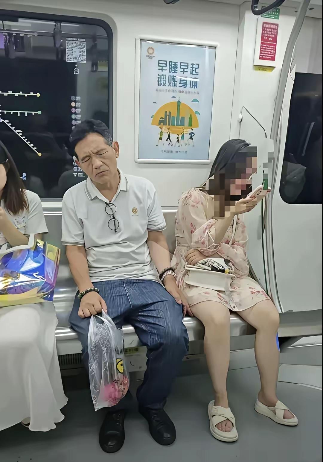 这家伙是怕丢东西吗？还用手捂住裤子口袋？