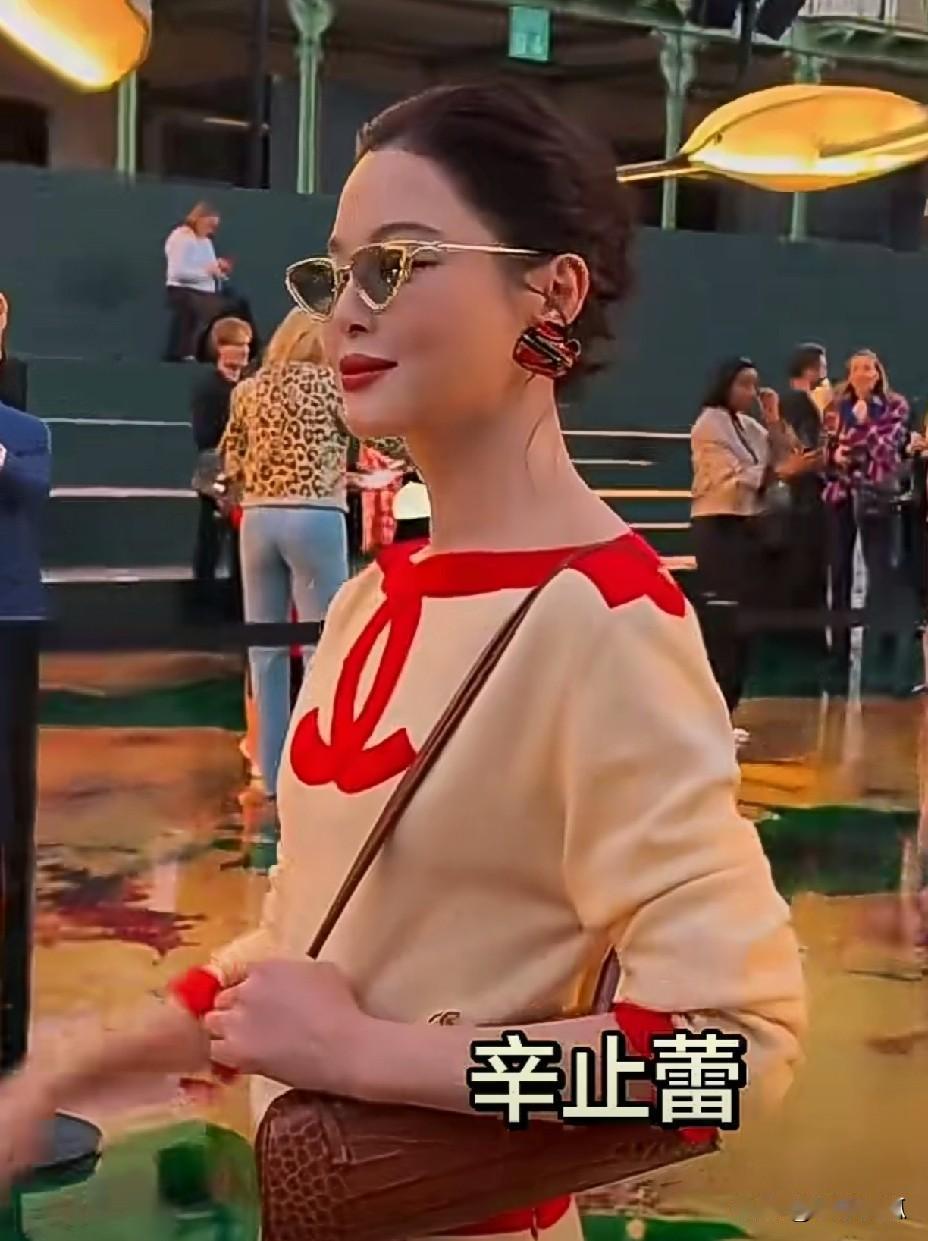 辛芷蕾去巴黎看秀这身，真挺敢穿的。

米白配大红，加上那个超大的双C，一般人真驾