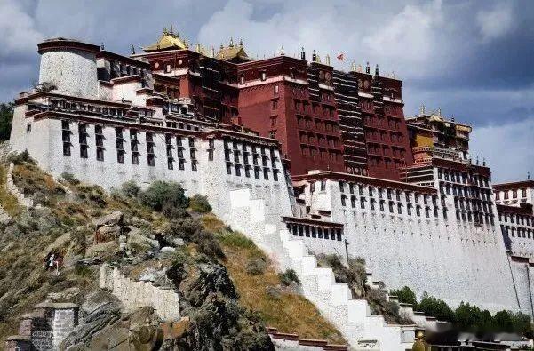 布达拉宫一览：
它，世界屋脊上的明珠，海拔3700米，是全球海拔最高、规模最大的