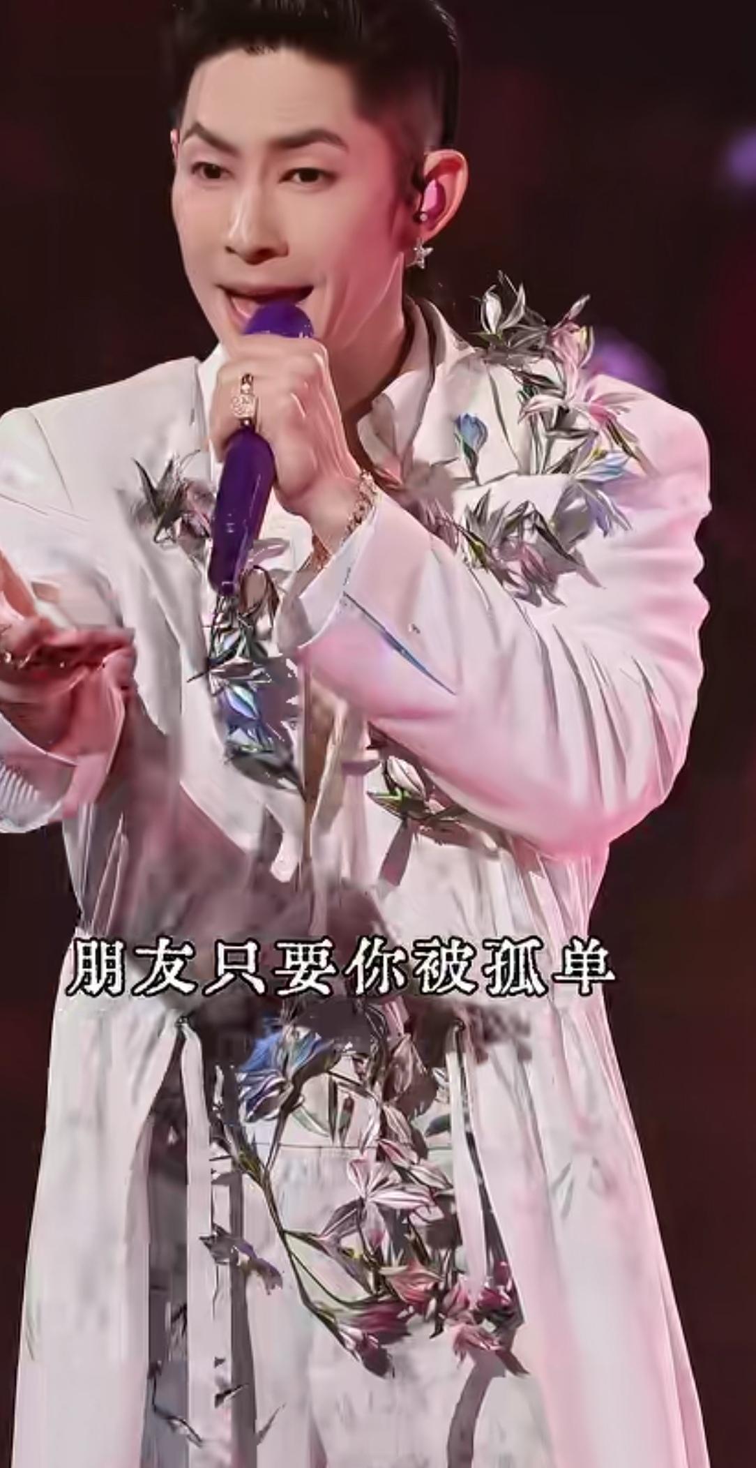 吴建豪连滚带爬的冲下舞台的一瞬间，粉丝观众们真的太感动了[玫瑰][玫瑰] 我都怀