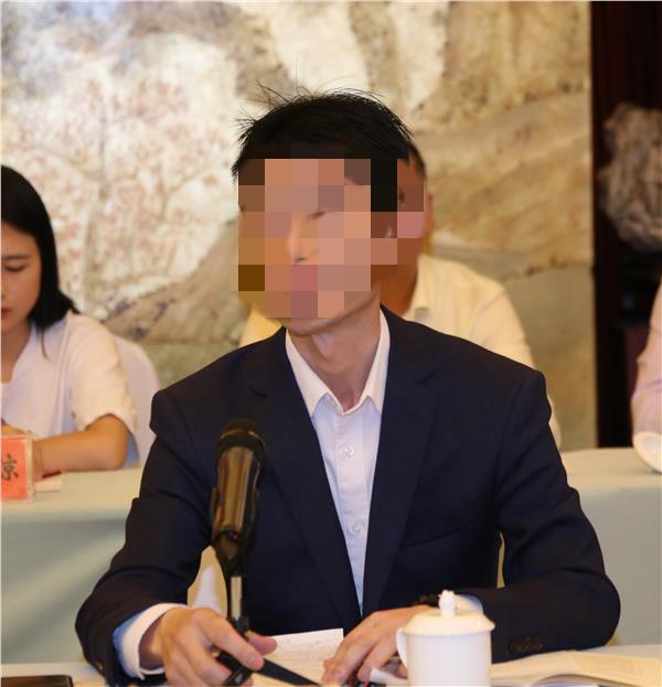 单位刚从部队转业来了一位副局长，一看跟我们地方的就不一样。
身板挺直，走路带风，