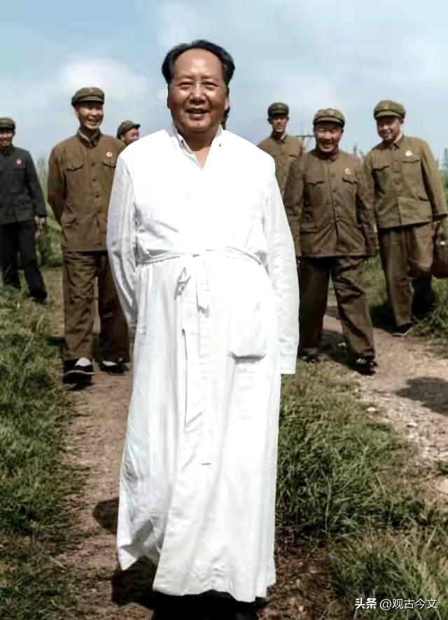 这张照片拍摄于1966年7月，当时毛主席已经73岁，在武汉完成了最后一次畅游长江