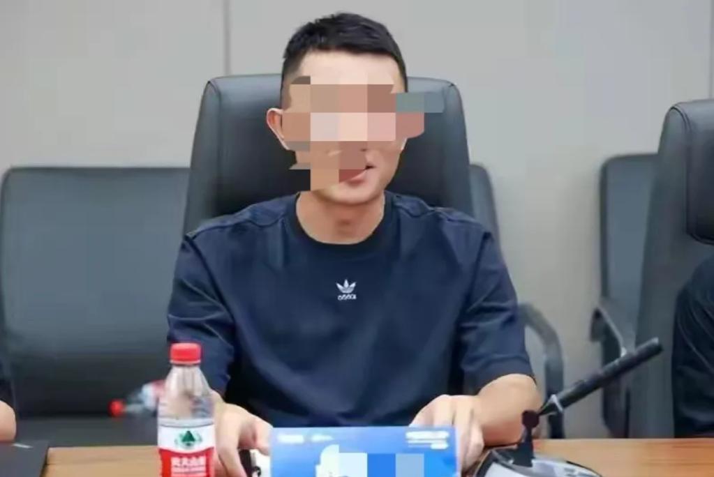 北京，一公司高管和女下属多次发生不正常关系，女下属不知出于何种理由，把两人每次的