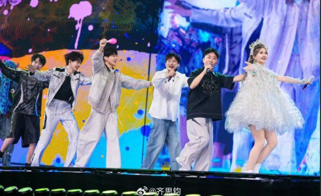 齐思钧跳舞像极了老实人豁出去 你好星期六 齐思钧这个领舞我真的服气，明明看着像硬