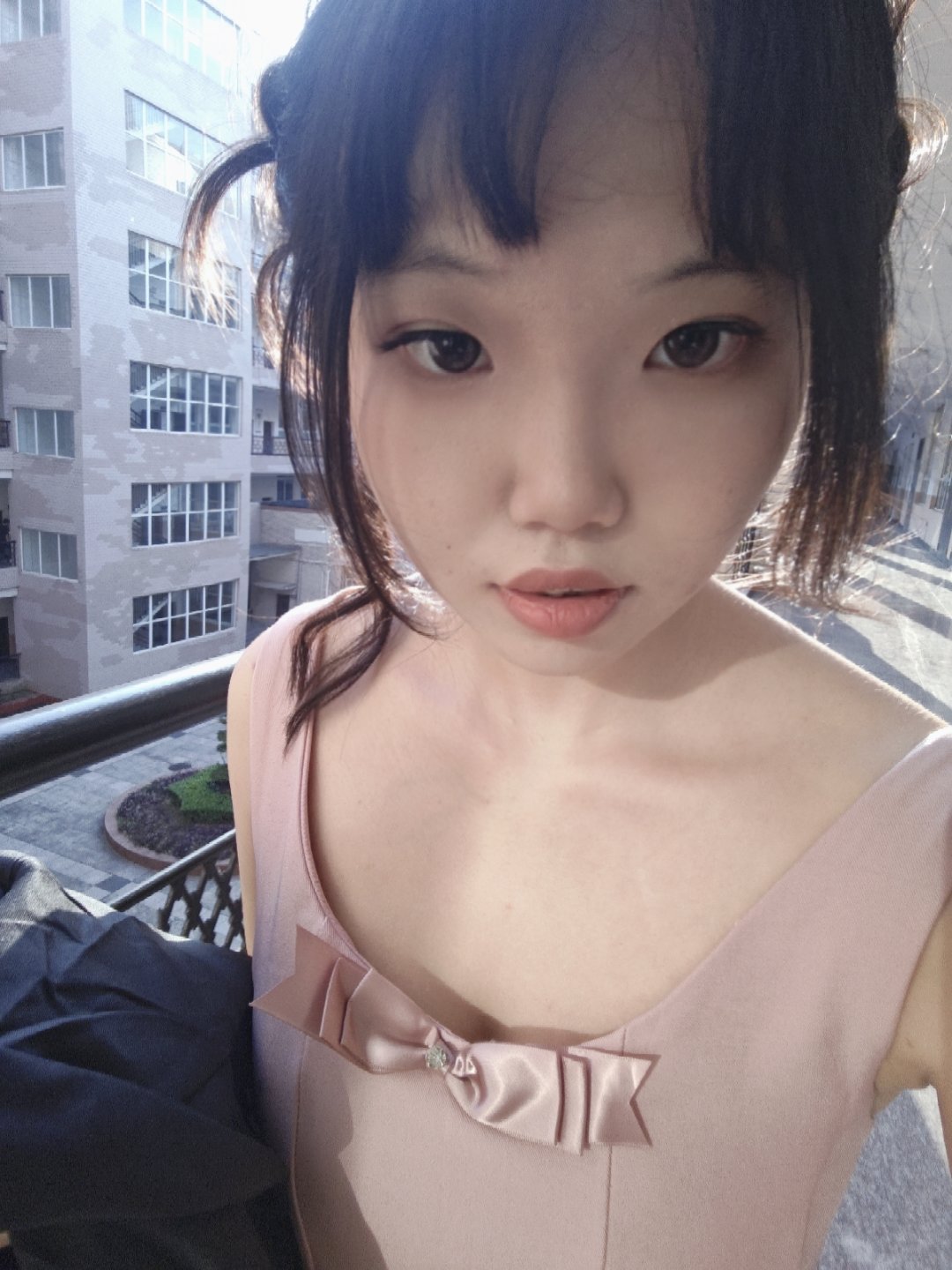 难逃鑫动海今天拍毕业照累死了，第一次贴双眼皮贴和假睫毛