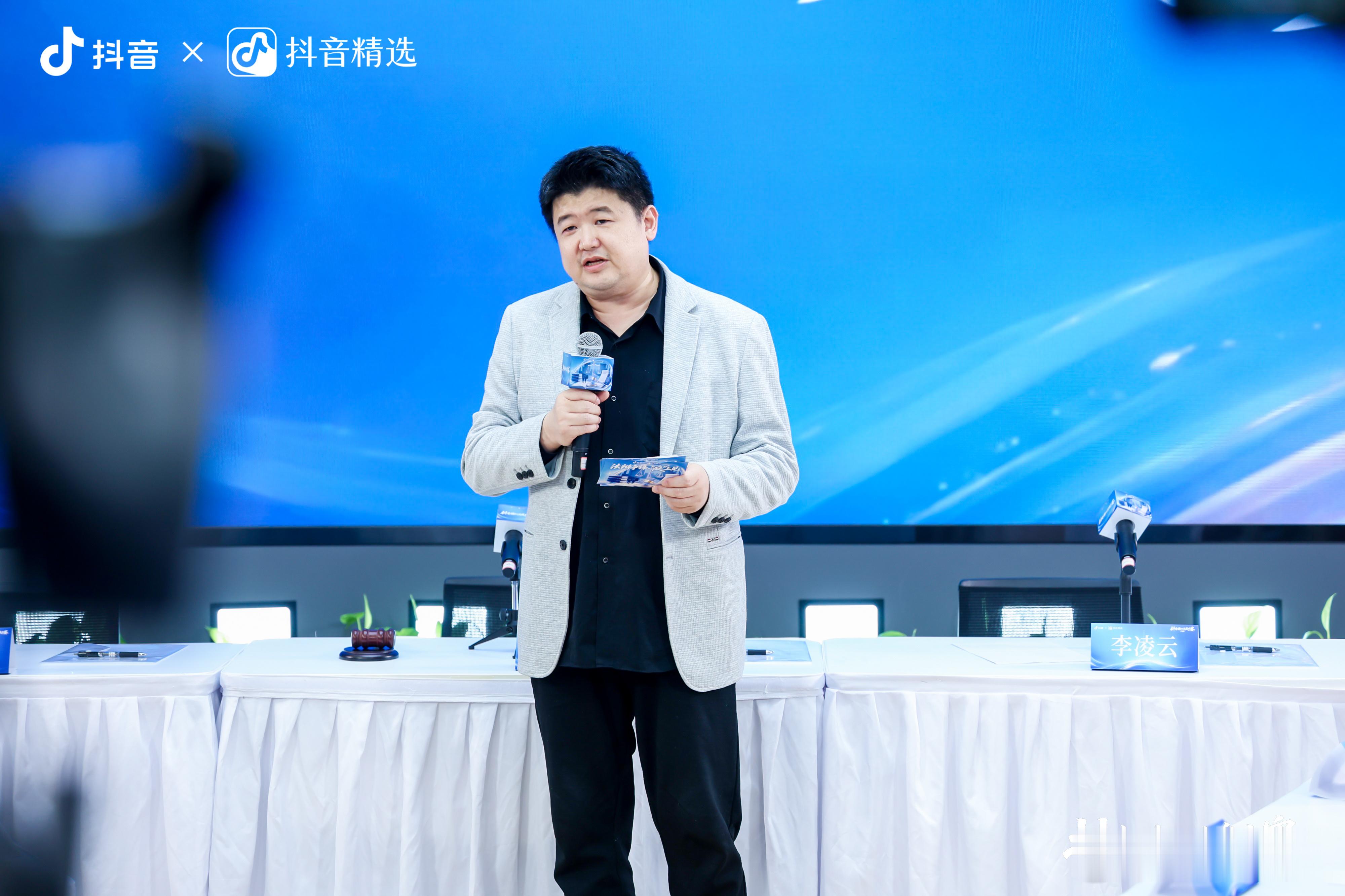 今天去主持了抖音模拟法庭上海站的比赛，一开始说比赛在上戏我还没有意识到问题的严重