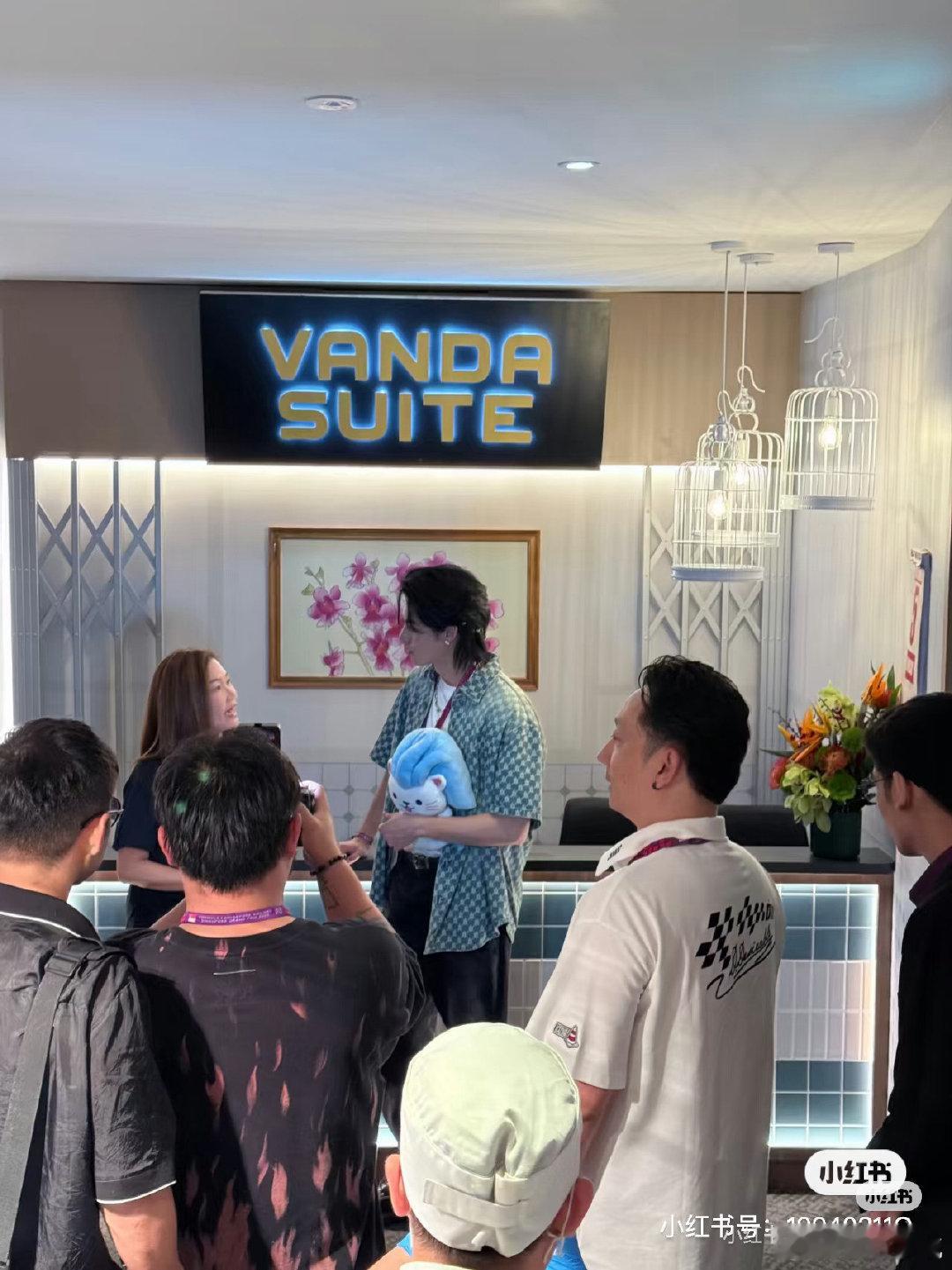 王鹤棣在国外工作没回家团圆 这一次的中秋节，王鹤棣没有回家团圆，但是在新加坡参加