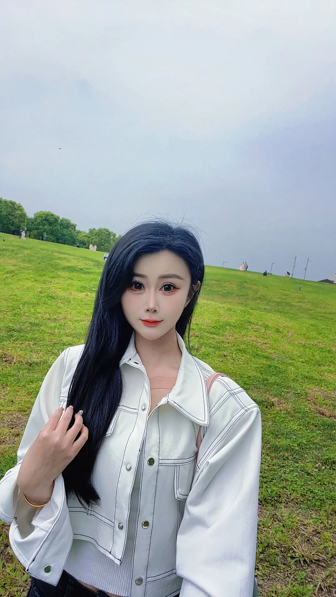 早就不是年少轻狂的女孩了，现在只屈服于赚钱和生活