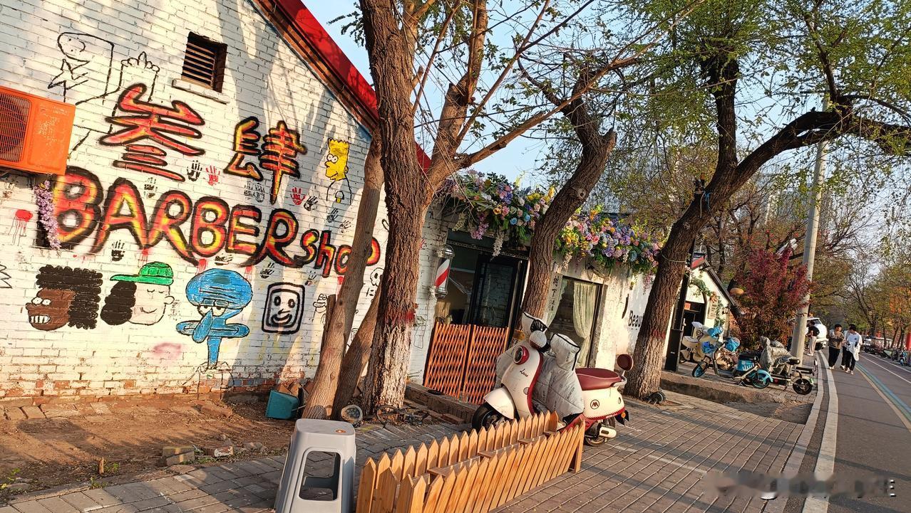 我发现运河边，对着胜利公园那条街上有好几家适合拍照的小众茶屋。

今天和孩子沿着