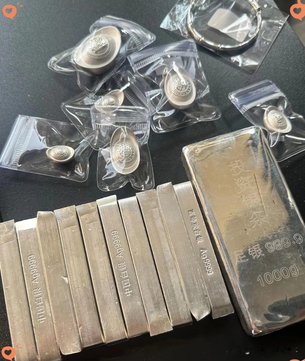 现在买白银的，估计都懵了！

不是银价跌得狠，而是
以前抢着囤货的人，现在金店银