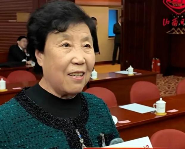 八十岁的农民代表郭凤莲，就因为在两会镜头前替农村老人喊了声养老金太低，被一群连“