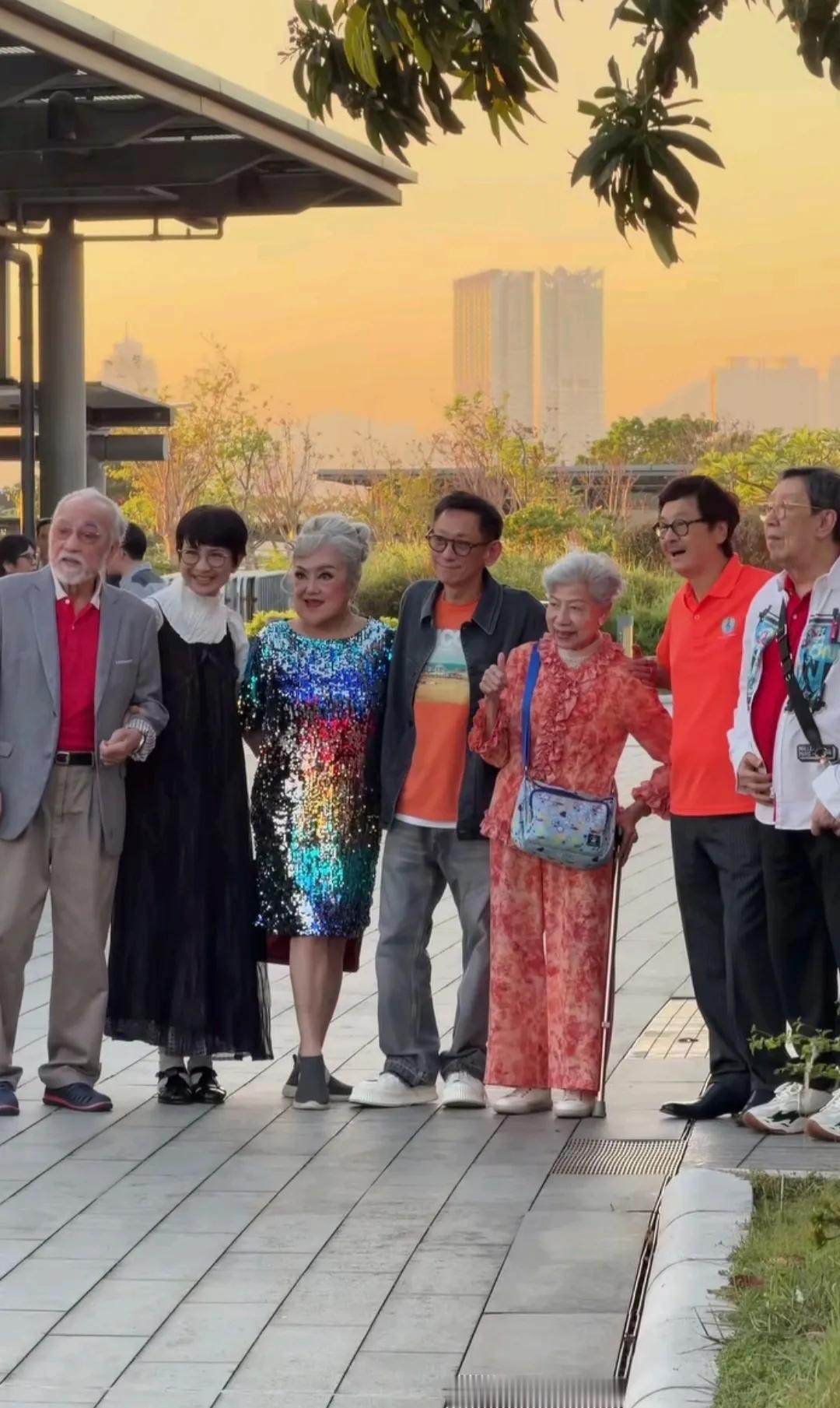 这张图里你认识几位？

都是当初有名的港星

如今已都是两鬓白发

当初的这些黄