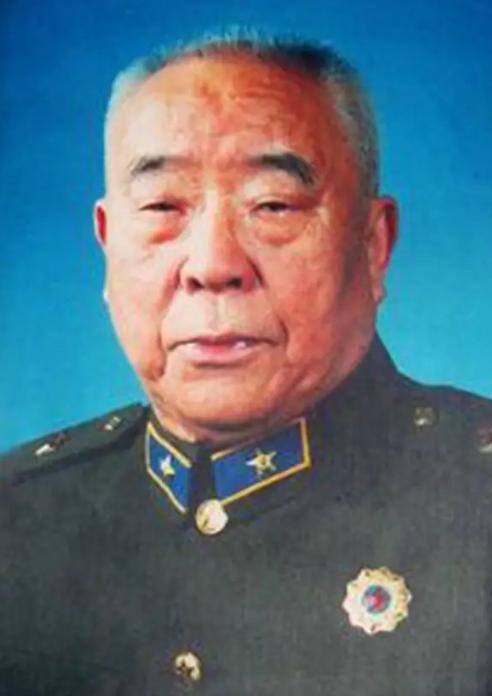 1950年，恩施军分区司令员乘车去剿匪，路上听说参谋打了一个电话，脸色一变，赶紧
