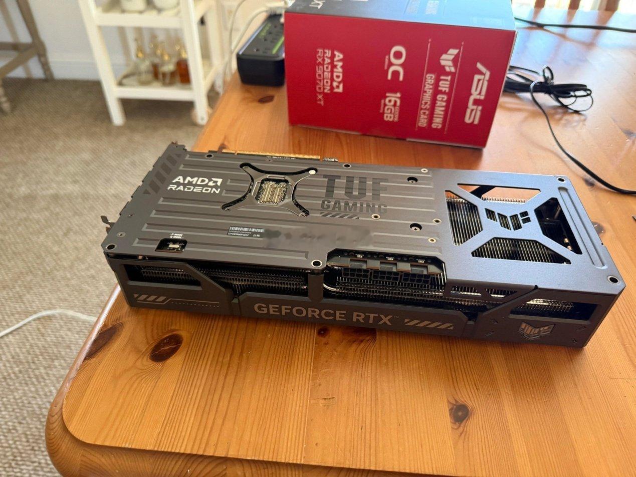 玩家换货换到“错版”显卡，同时印有“AMD Radeon”和“GeForce R