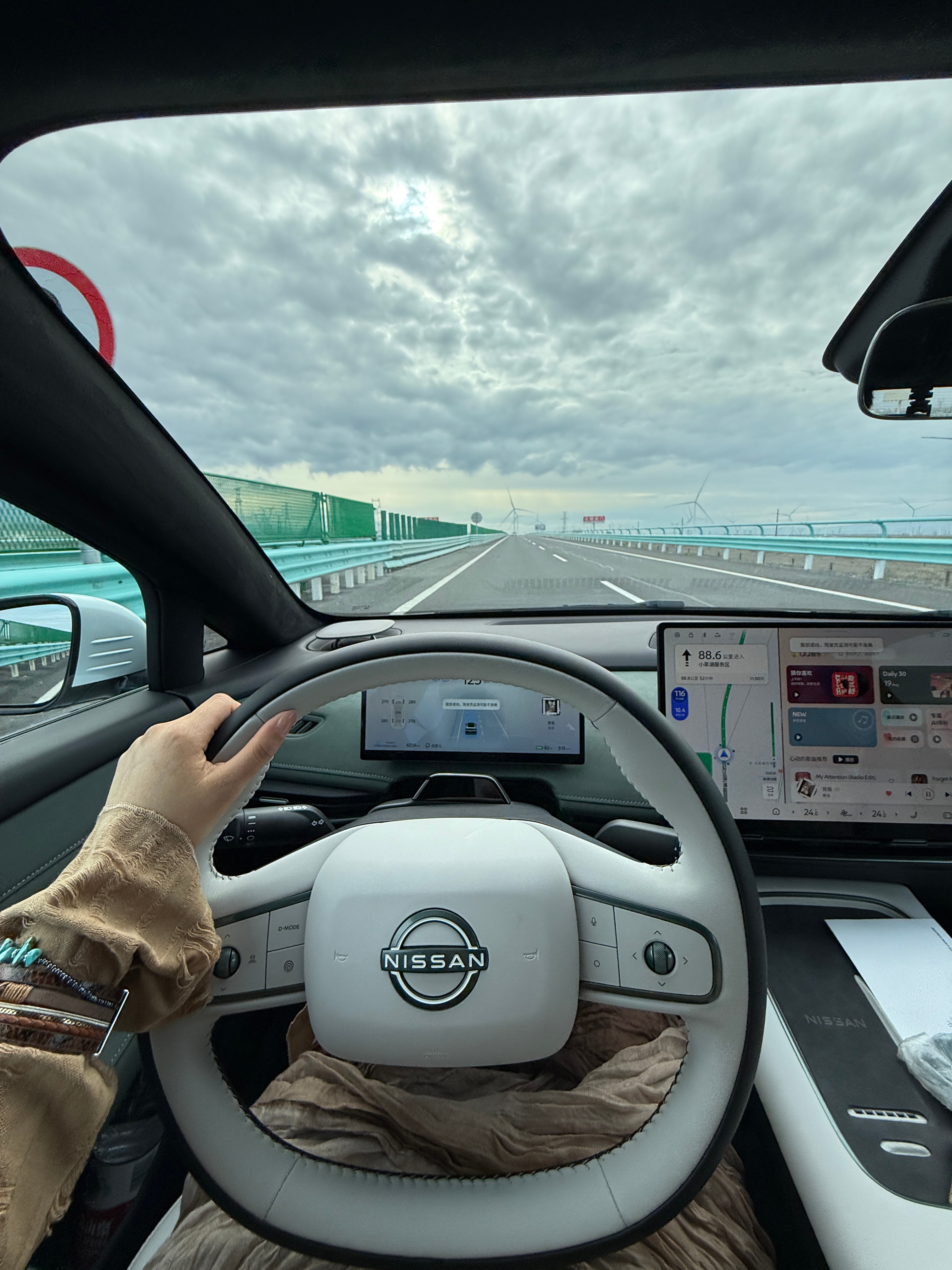 今天自驾东风日产N7从乌鲁木齐前往吐鲁番🚗全程200多公里，我开着一点也不累，