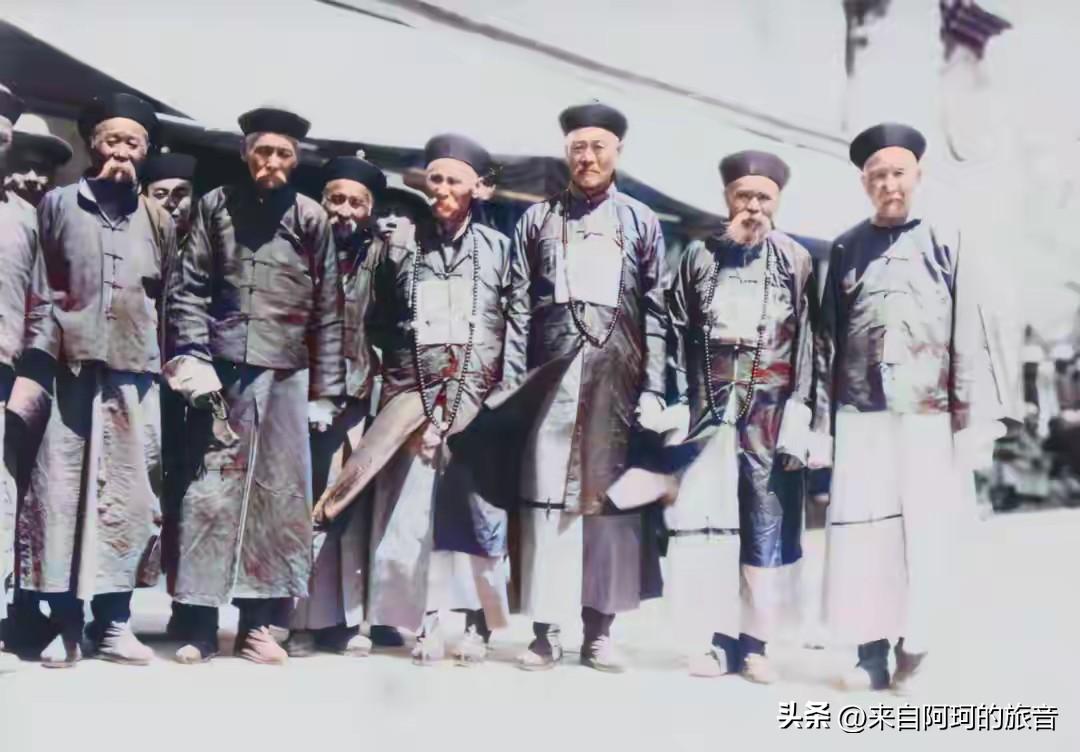 这是日本《亚细亚大观》杂志社在1930年前后偷偷拍下的照片，地点在内蒙古通辽的慧