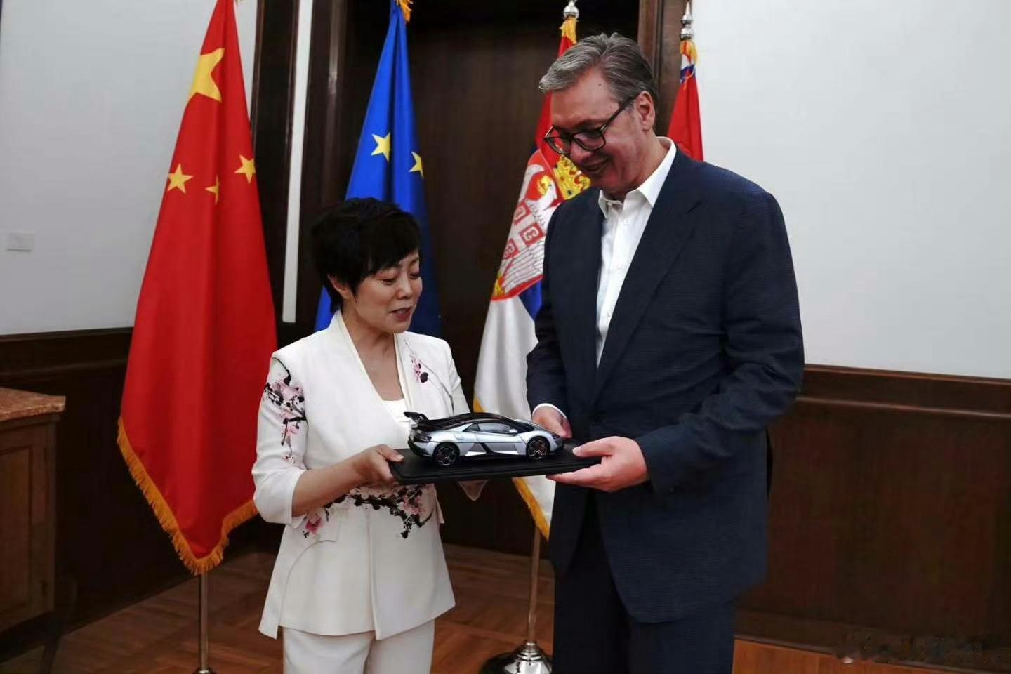 塞尔维亚总统武契奇会见比亚迪执行副总裁李柯。武契奇希望比亚迪在塞尔维亚设立欧洲第