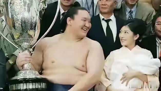 日本的相扑选手，这样一个肥硕庞大的人，不知道为什么日本的女明星和名媛争着抢着要嫁