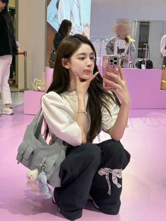 春天在奶油色的包包里