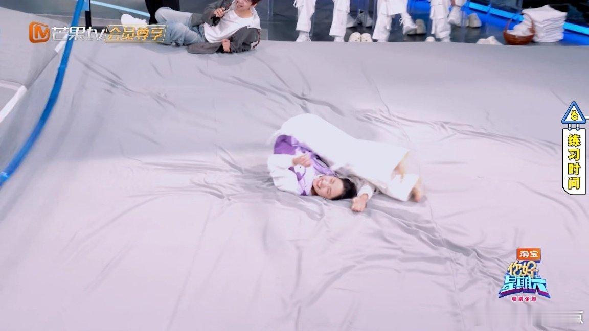 心疼沈月但好笑沈月这是接了倒霉熊的班吗？滑坡游戏直接上演“自由落体”，王鹤棣在旁