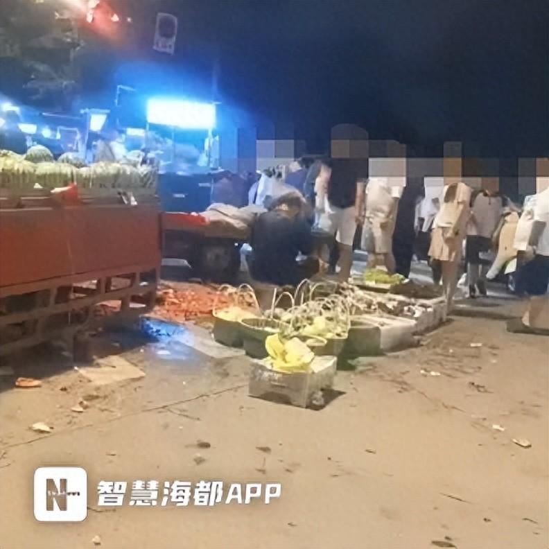 30秒10个西瓜砸在瓜贩脑袋上！7月28日，浙江宁波，一摊主在路边卖西瓜，有个女