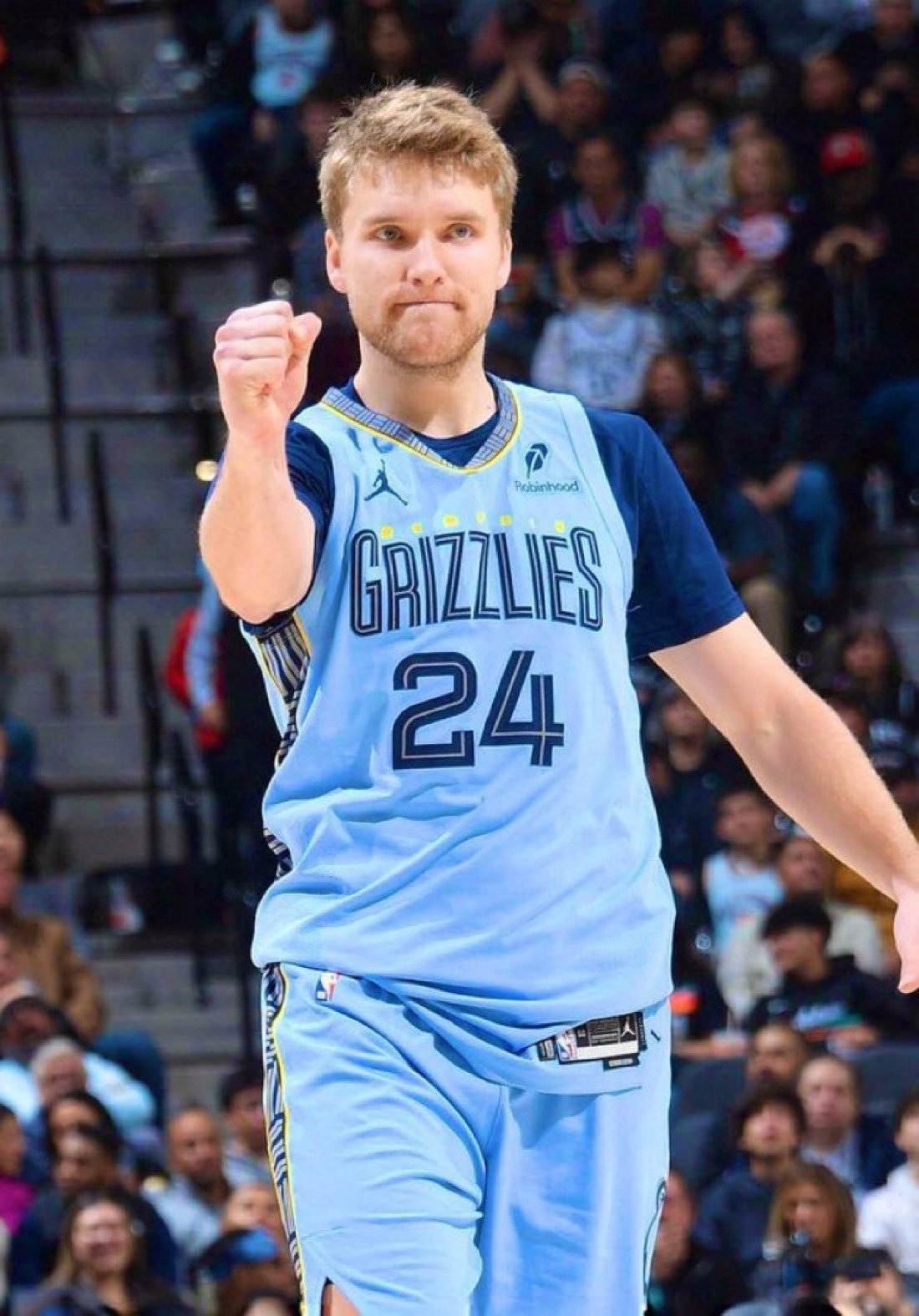 弟弟斯潘塞各位也认识一下，比勇士那个哥哥厉害。今天面对快船27分生涯新高，三分1