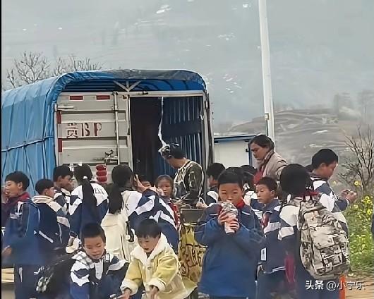 近日，贵州六盘水，一老板制棉花糖，因动作不娴熟，弄得棉花糖满天飞，引得一群围观的