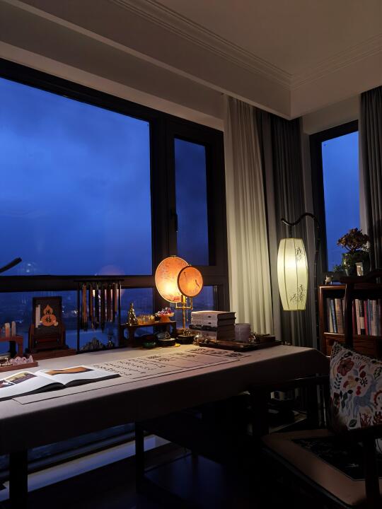 此时此刻，室外暴雨，室内雅静...