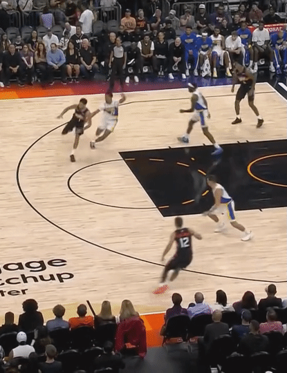 德文布克虽然不是威少那种速度很快的球员，但是投篮非常稳定。这球面对本·谢泼德，他