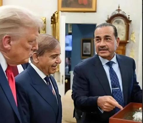 那场委内瑞拉的闪电行动，让特朗普整个人都“上头”了。

原本只是一次看似轻松的干