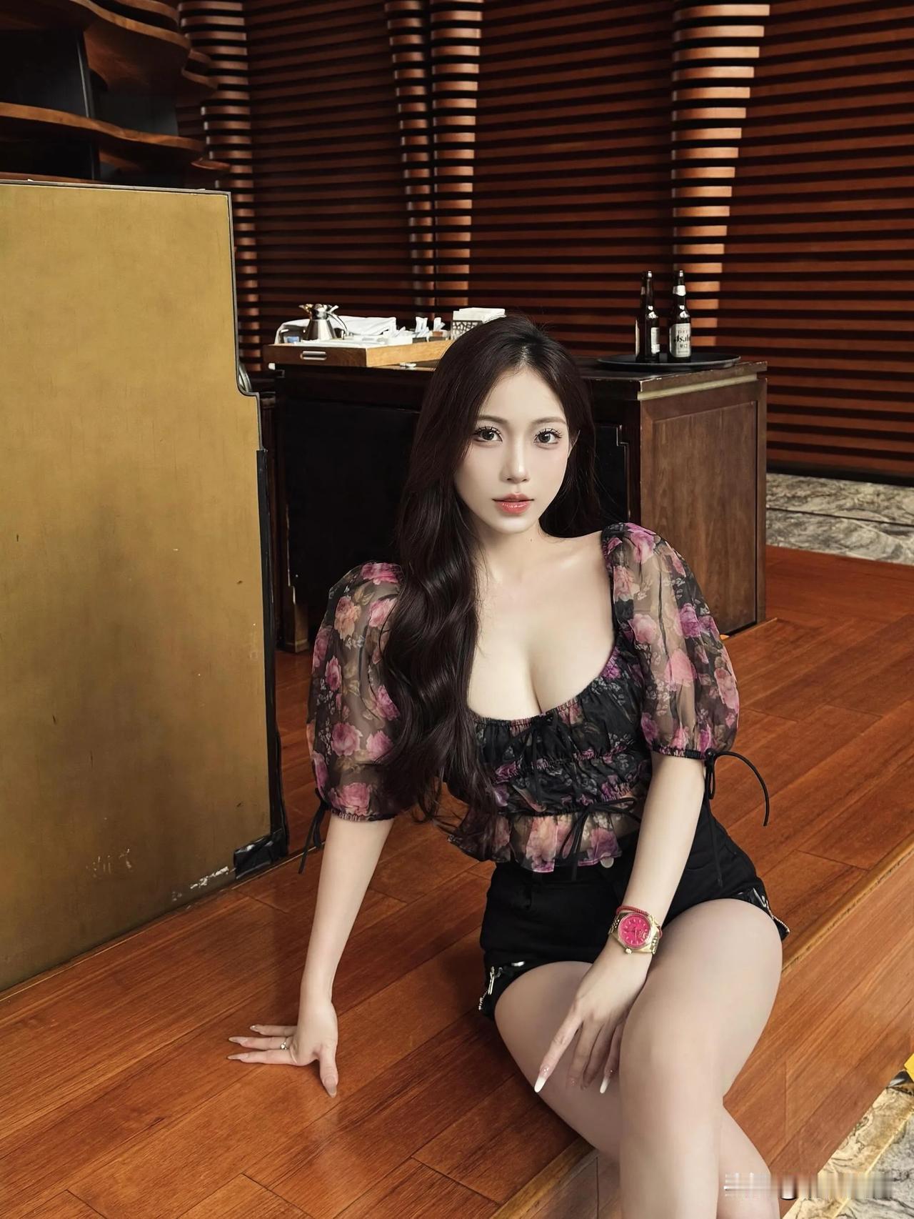 美人含笑倚窗纱，轻舞红袖添春意#风华绝代俏美女# #如画佳人# #清纯一笑薄红颜
