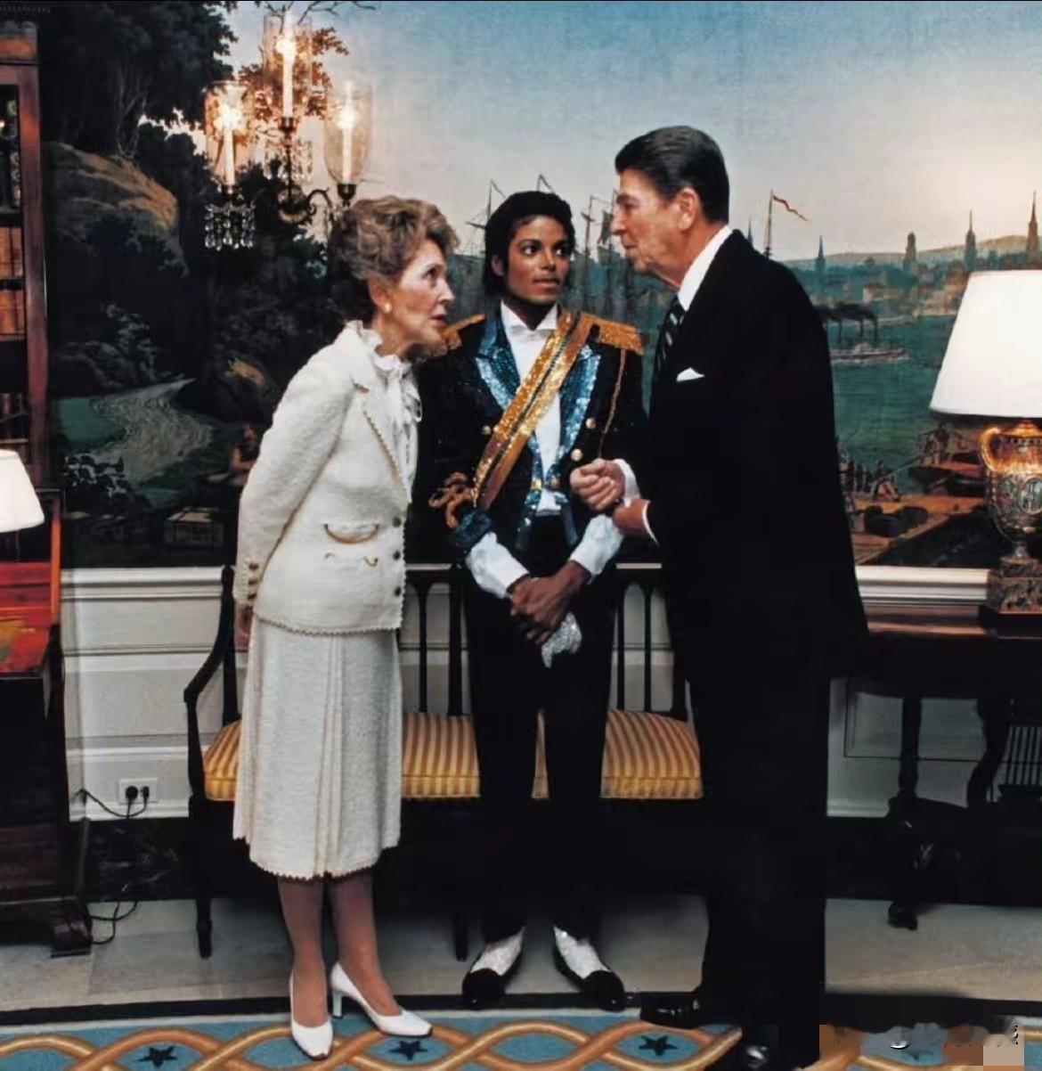 世界流行之王迈克尔杰克逊在41年前，得到了美国总统的接见，这对一个音乐人来说，是