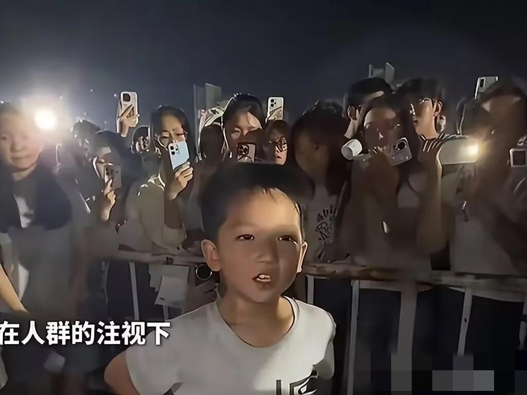 破防了！河南郑州，这个8岁男孩火了！他面对众多围观的大学生，勇敢的说出:“我妈妈