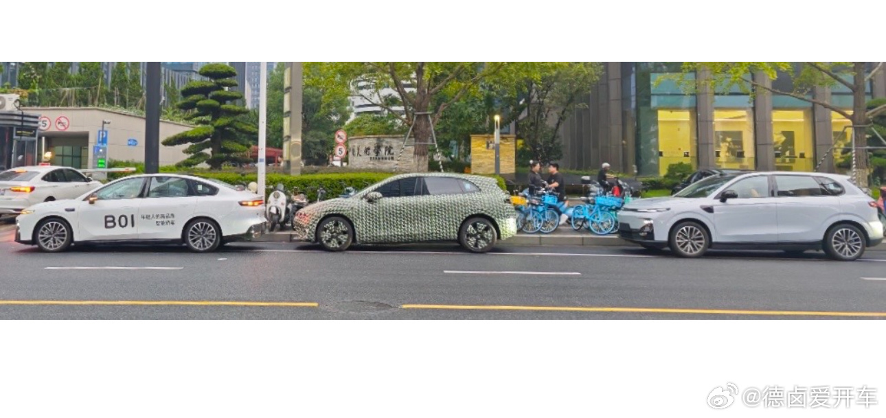 零跑 B 平台三车同框，这两天 Lafa5 亮相，11月广州车展上市，前面两台第