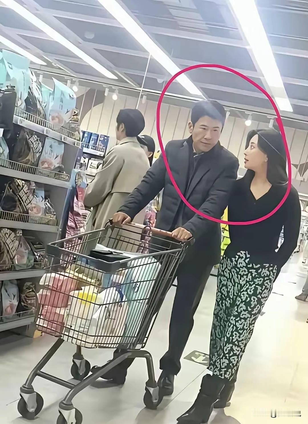 这么大牌的明星，居然自己推着购物车在超市里买菜？挑酸奶选青菜，跟咱普通人一样比价