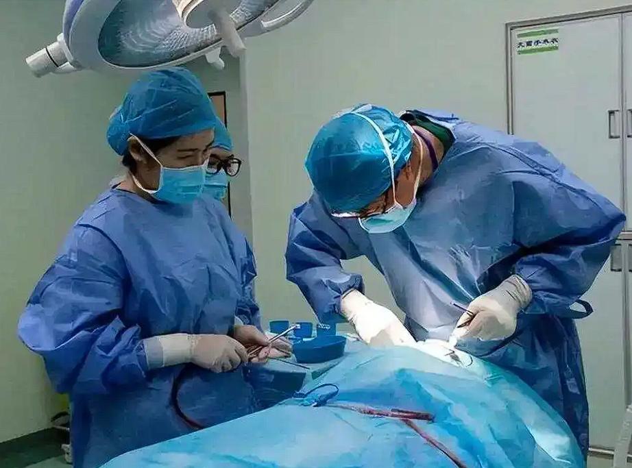 甘肃兰州，男子在医院做手术，可做到一半，医生说需要缴15000元消炎费，否则手术