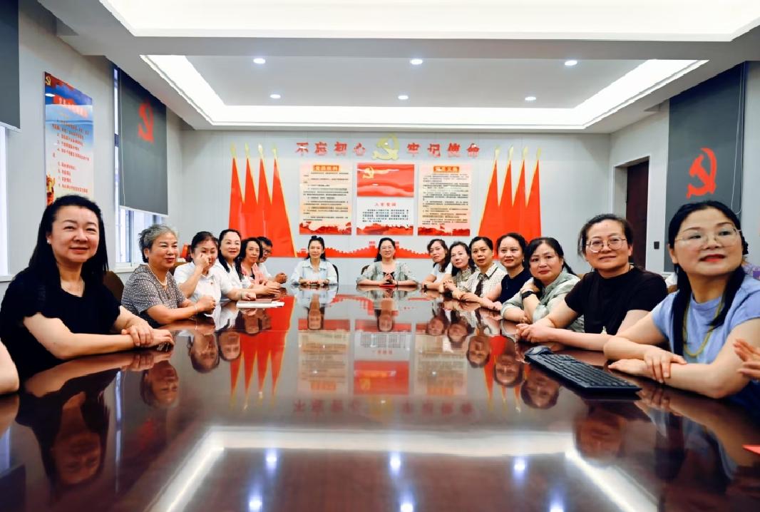 河南信阳一小举行李勤老师荣休仪式
​         近日，高琼书记深情致辞，高