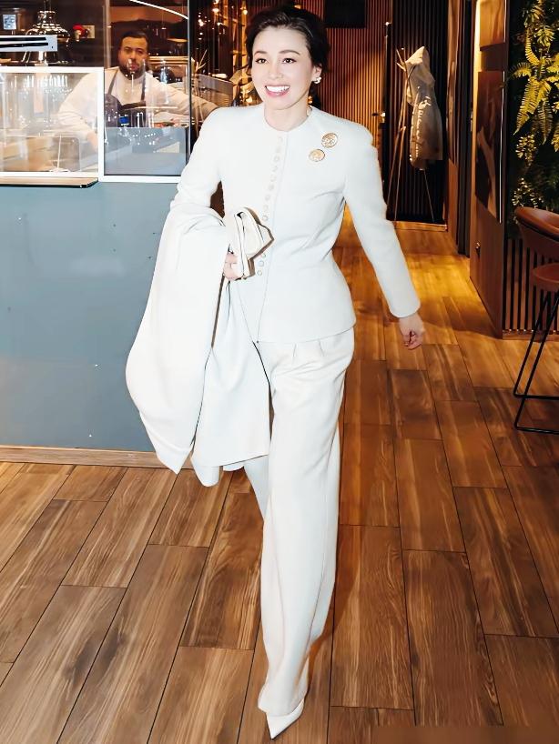 苏提达走起路来，都带有独特的气场！
苏提达微笑的表情和漂亮的颜值，形成了特有的气