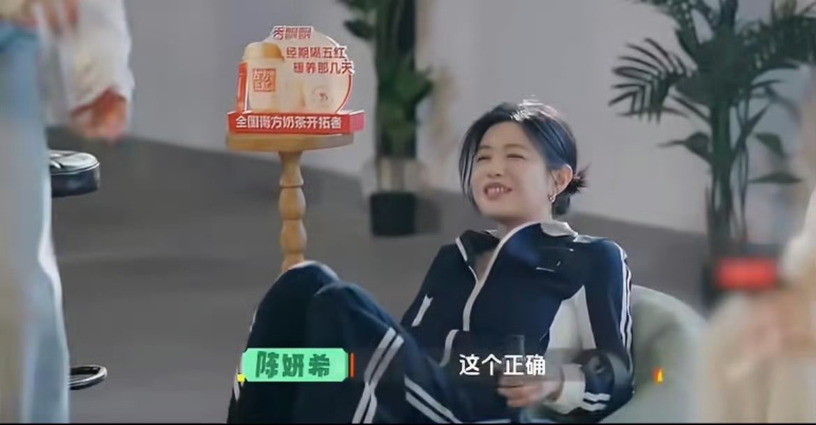 陈妍希葛优躺陈妍希往懒人沙发一倒我灵魂也跟着倒了，身体记得起来走走别真睡过去哈哈