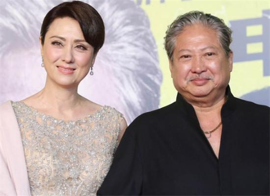 一次，洪金宝带着女助理去住酒店，前台说:“没有结婚证，不能一起入住。”洪金宝一怒