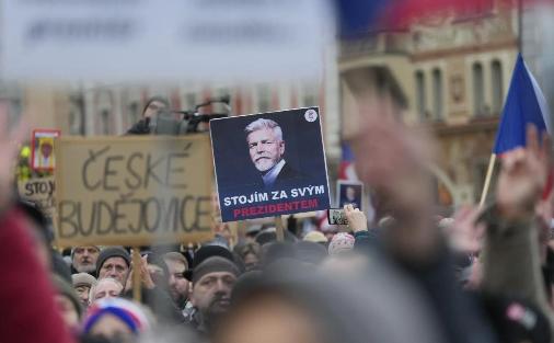 捷克布拉格近10万人集会挺总统帕维尔，与乌克兰相关

2月1日，捷克布拉格爆发大