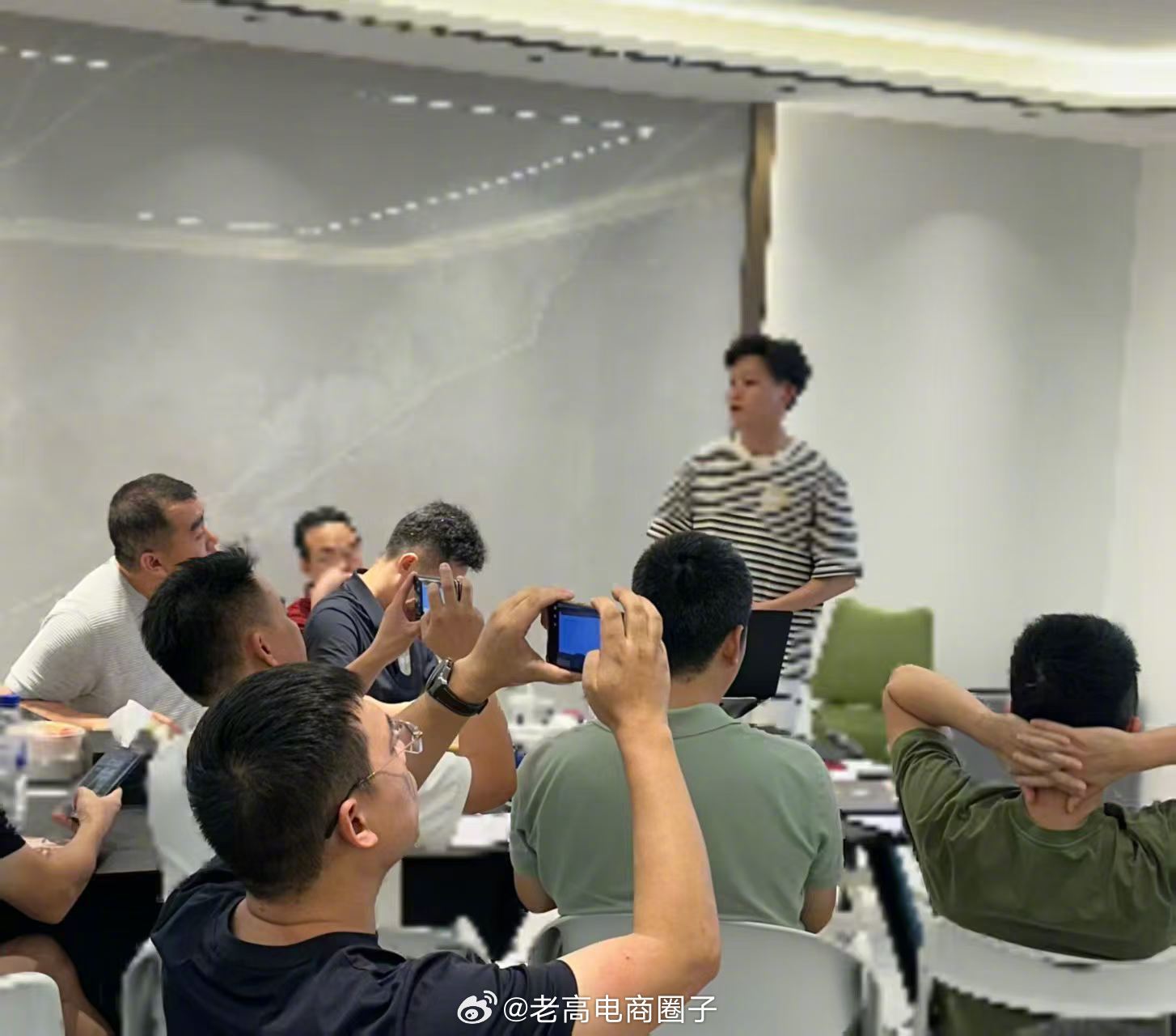 连续几天 金冠内部各种学习 交流 分享，无论是德佑湿纸巾品牌创始人强哥 还是化妆