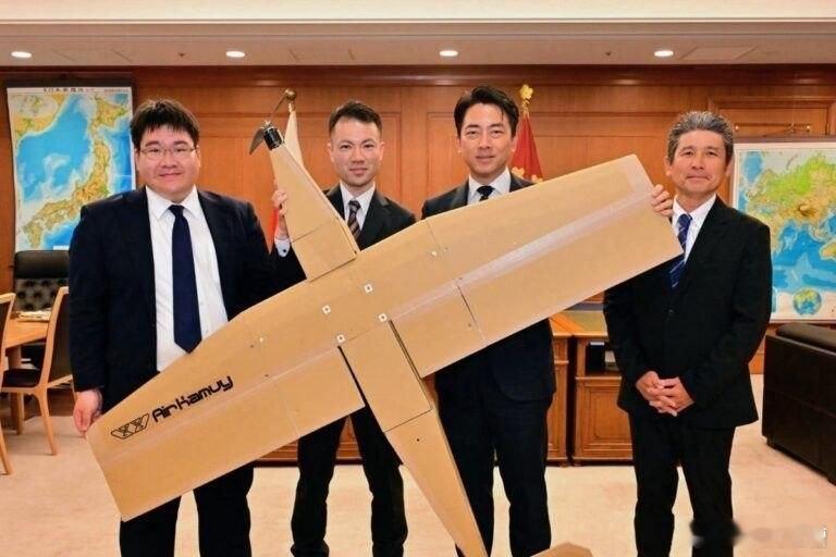 日本防卫大臣访问了一家科技初创公司，该公司为军方生产一次性纸板无人机，每架成本为