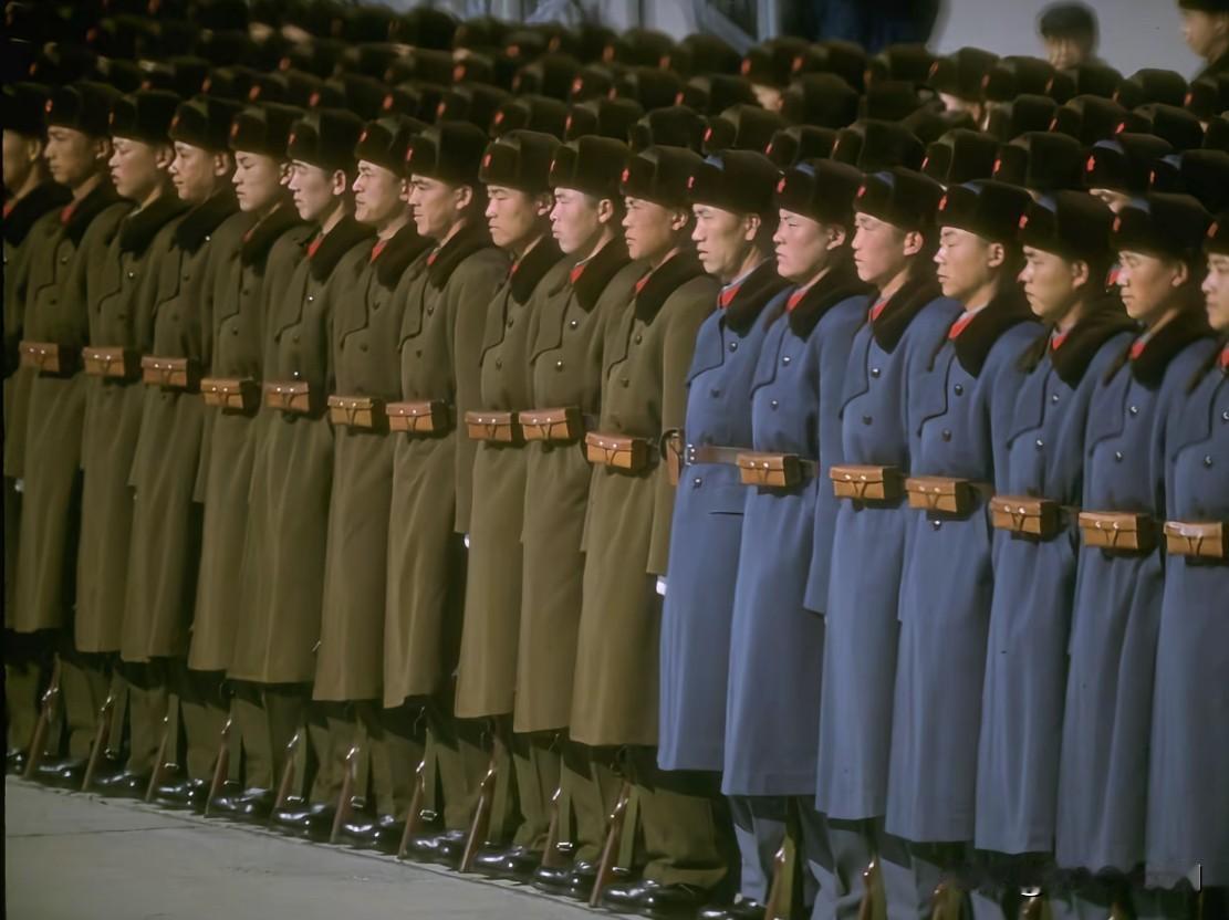 当年尼克松访华期间，等待检阅的解放军士兵们！