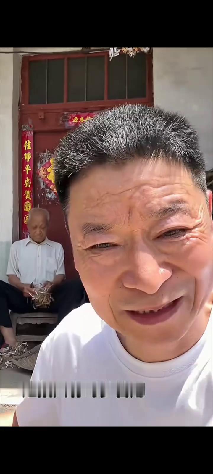 爱了我一辈子，这位父亲是最好骗的。
我叫了他一声爹，他却毫不保留的爱了我一辈子。
