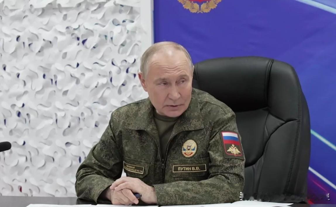 【俄统帅视察西部集团军指挥所】
    俄军总长格拉西莫夫向普京汇报称：
俄西部