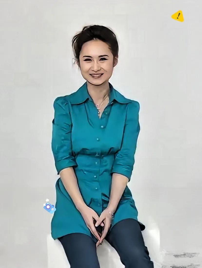 陈璇这事，沉默三天了。

7月30日《奥德赛》首映礼，半蹲着给洋人递麦，画面流出