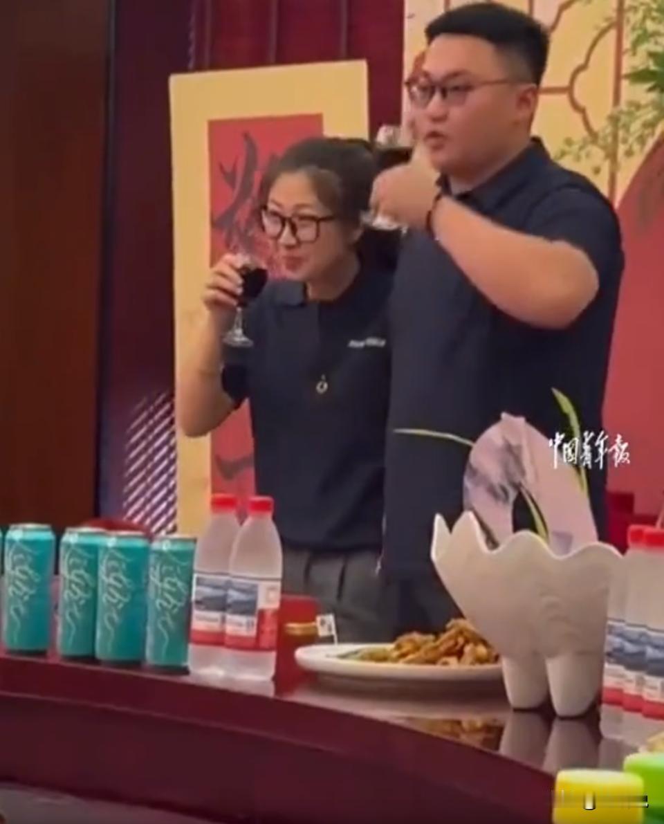 大喜的日子乐过头，真的容易乐极生悲！黑龙江大庆一对新人订婚宴当场喝到断片，两人双