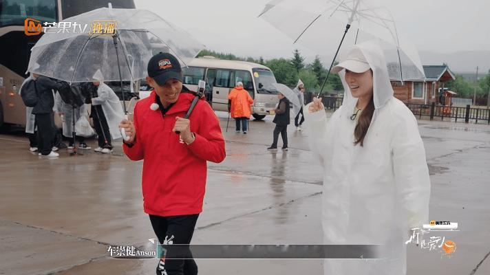 李施嬅穿雨衣爆改法证先锋李施嬅车崇健这段好自然啊，俩人互动完全就是小俩口子！像拍