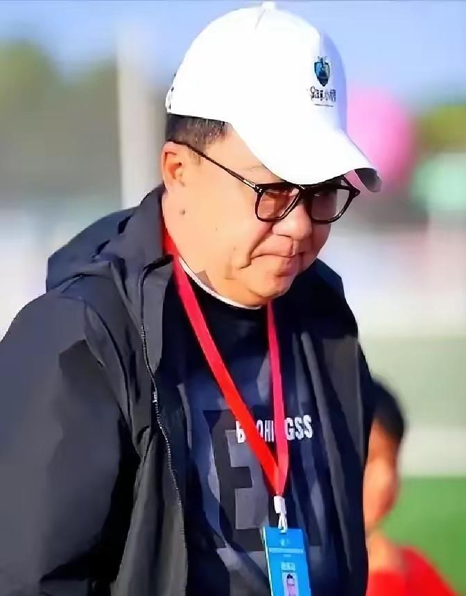 14岁小将戴佑泽，当场被董路踢出巴西参赛大名单。就因为队友喊他回防，他直接摆烂，